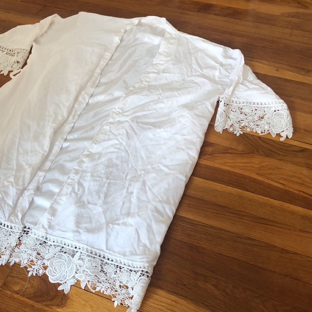 White Laced Robe - Picture 3 of 8